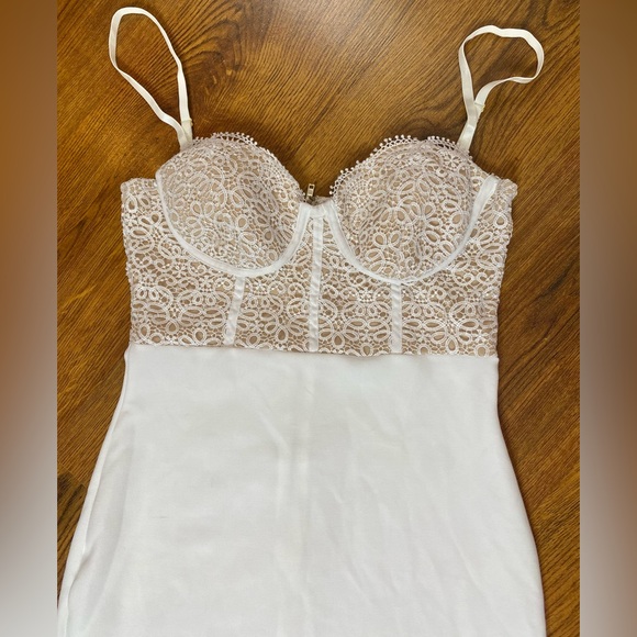 🌷 White Lace Corset Style Midi Dress 🌷 - Picture 2 of 11